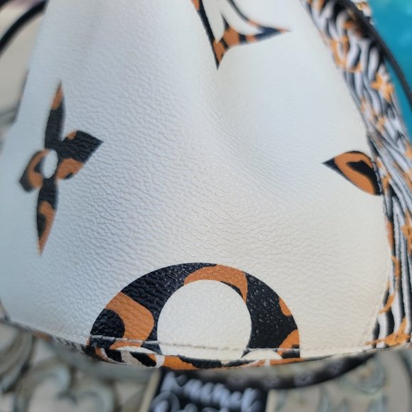 ❌❌SOLD ❌❌ Louis Vuitton NeoNoe Giant Jungle Ivory - Picture 10 of 16
